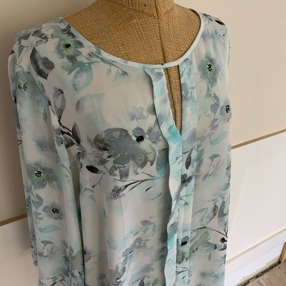 White flower blouse - Picture 4 of 6